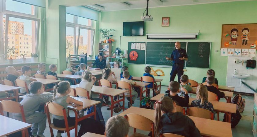 SPOTKANIE KLAS PIERWSZYCH ZE STRAŻNIKIEM MIEJSKIM
